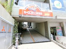 2階テナントへのスロープ