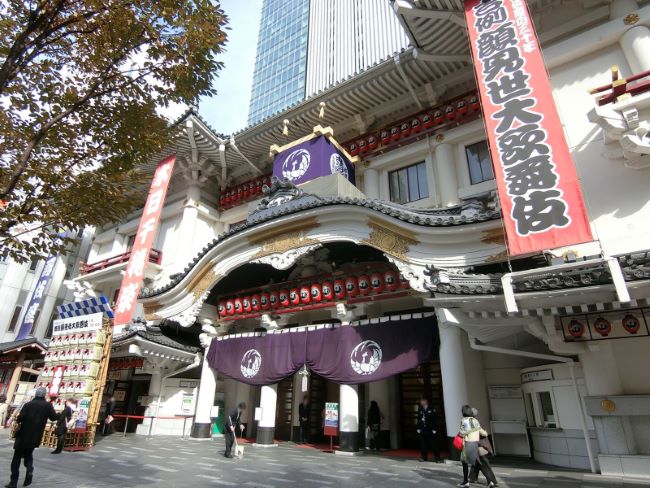 向かいにある歌舞伎座