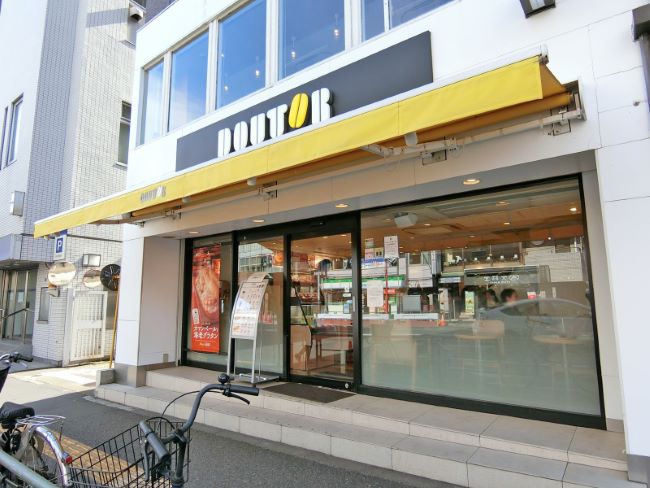 向かいの通りのドトールコーヒー 早稲田店
