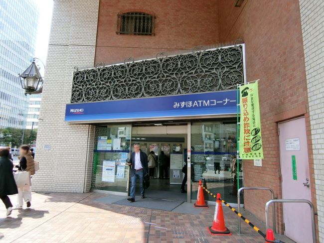 徒歩2分のみずほ銀行青山支店ATM