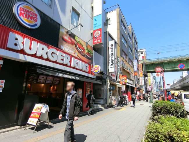 付近に飲食店の豊富な昭和通り