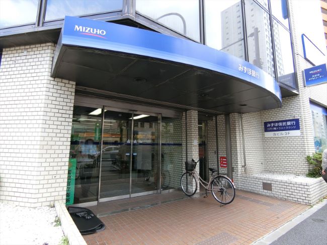 向かいの通りのみずほ銀行 江戸川橋支店