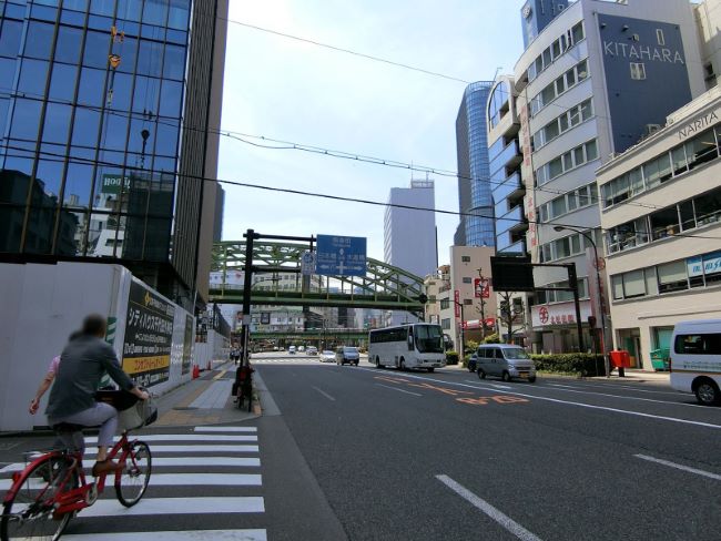 外神田ビル前面の中山通