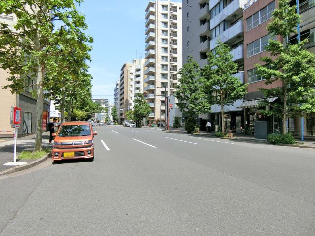 岩本町パーキングビル前面の通り