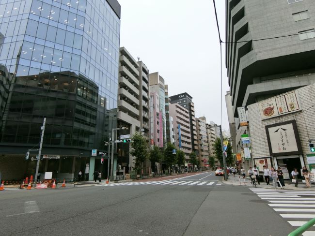 近くの新宿通り