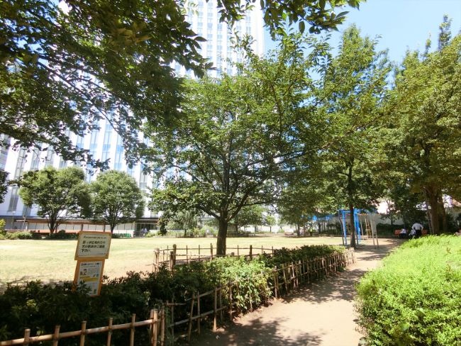 ビル前の和泉公園