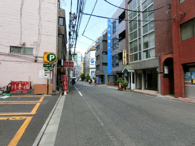 保科ビル新館前面の通り