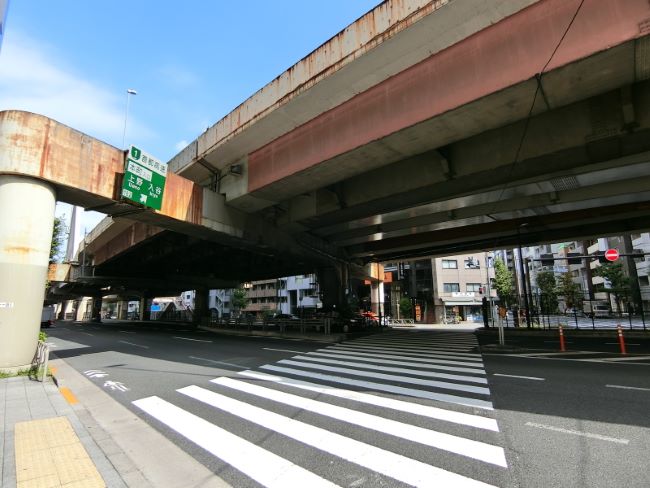 昭和通り沿いに位置する