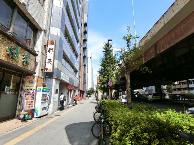 山東ビル前面の歩道