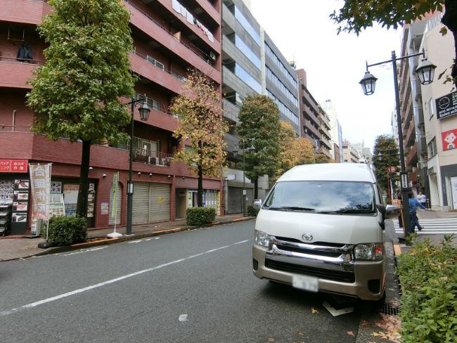 御苑ビル前面の通り