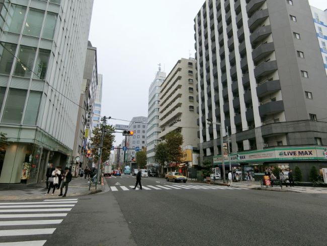 近くの新宿通り