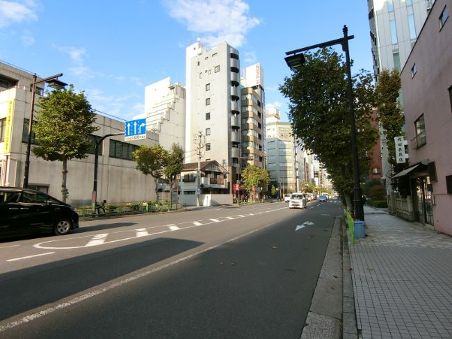 日本橋中央ビル前面の金座通り