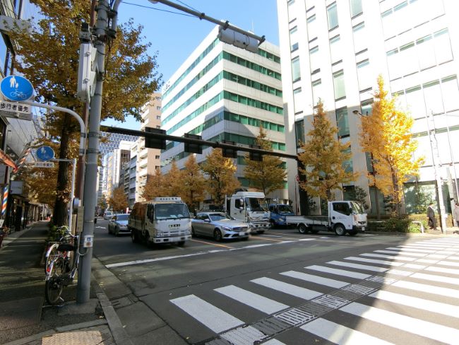 ビル前の神田警察通り