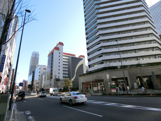 ビル前の春日通り