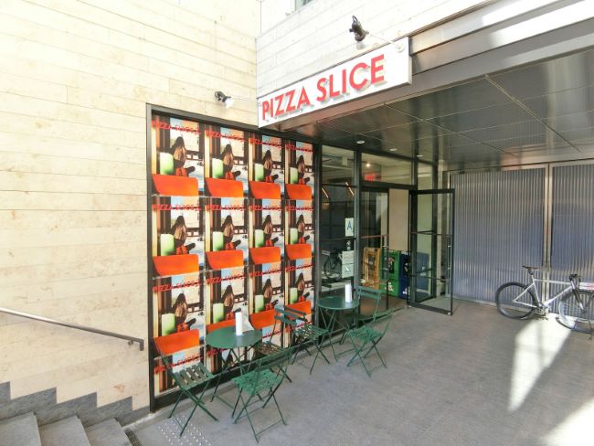 徒歩2分のピザ店「PIZZA SLICE 2」