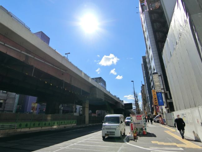 オフィスビル前面の昭和通り