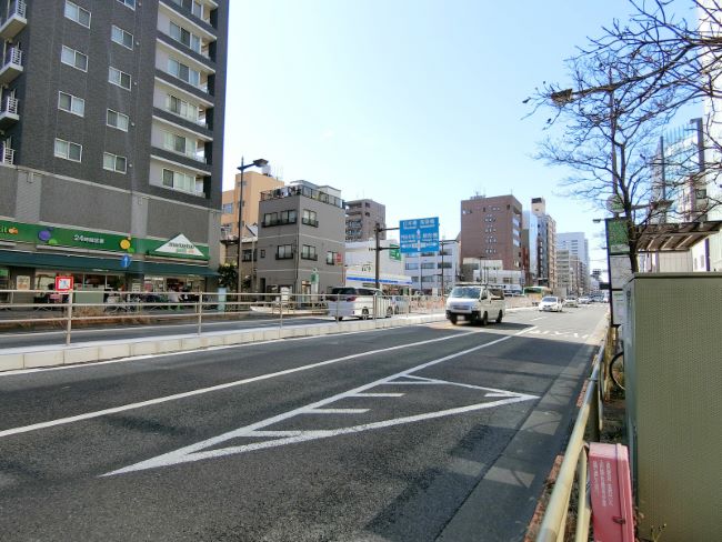 シグマ光機東京本社ビル前面の京葉道路