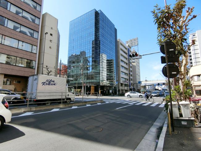 三共ビル前面の京葉道路