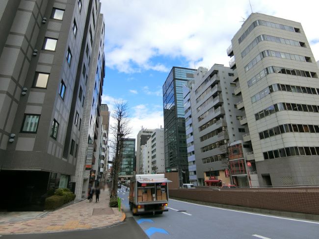 銀座竹葉亭ビル前面の中央市場通り