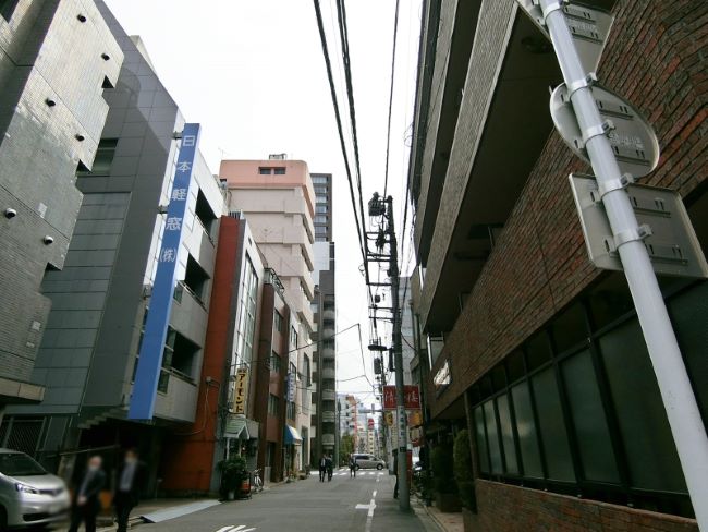 保科ビル本館前面の通り