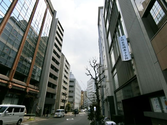 平田ビル前面の錦華通り