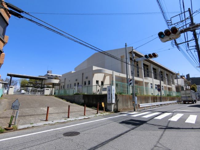 ビル裏の千葉市立弁天小学校