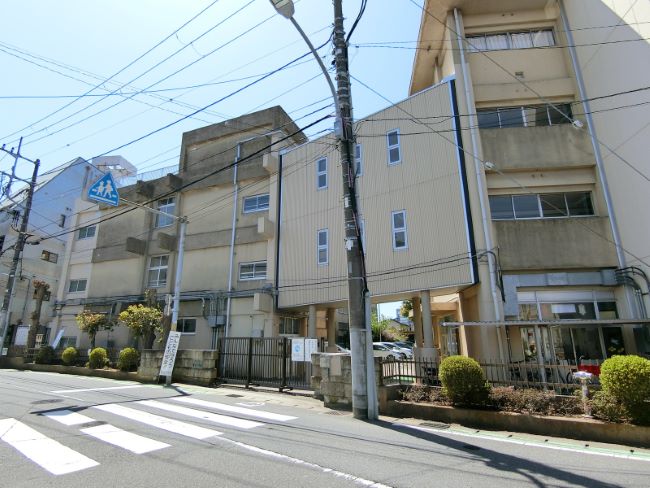 近くの千葉市立登戸小学校