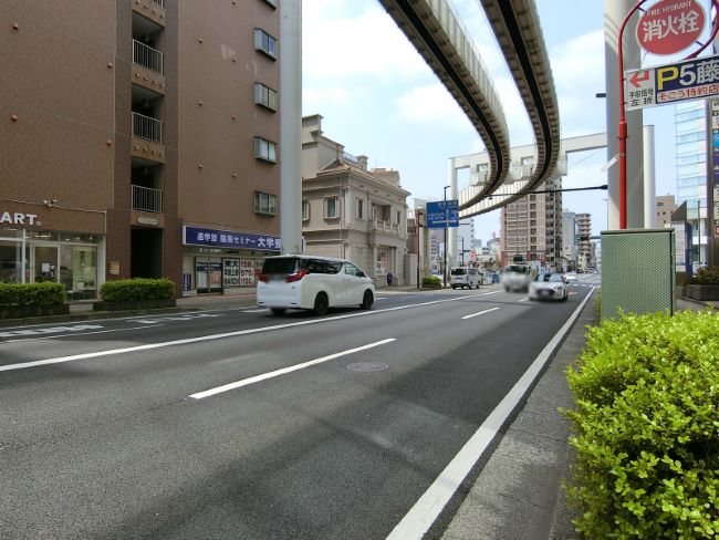 初芝ビル前面の千葉街道