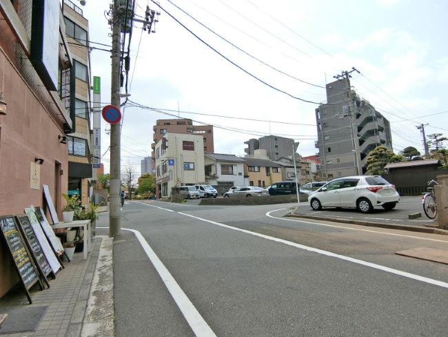 松長ビル前面の通り