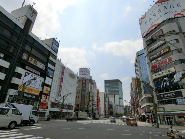 上野HSビル前面の中央通り