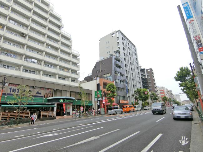 早稲田通り沿いに立地