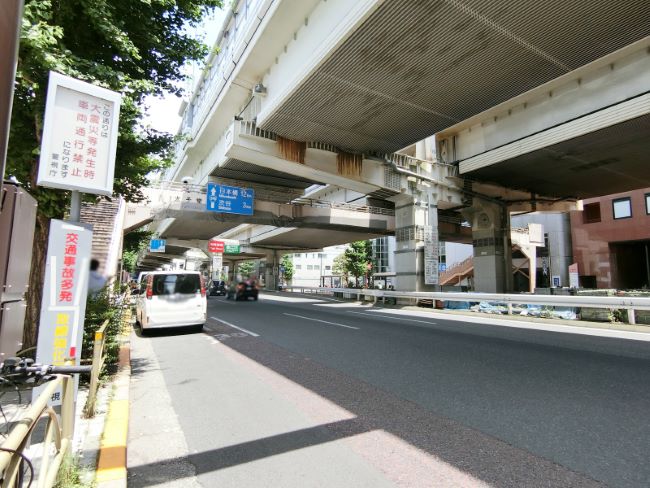 ビル横の玉川通り