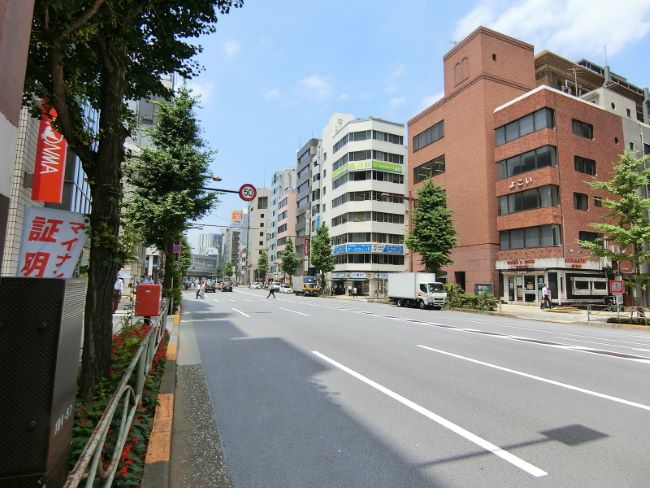 坂田ビルディング前面の中央通り