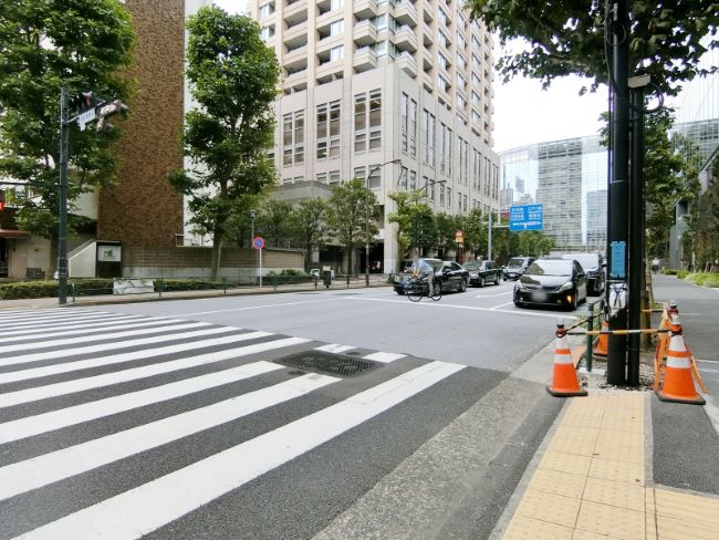 ラティス青山スクエア前面の外苑東通り