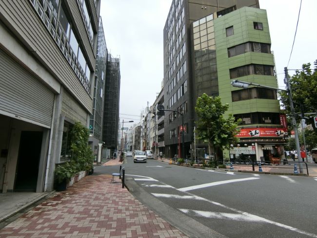 神田川善ビル前面の通り