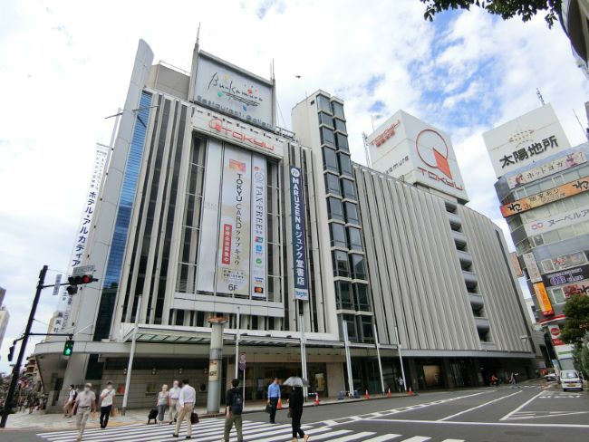 近くの大通りにある東急百貨店 渋谷・本店