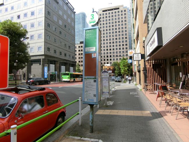 ビル前のバス停「神谷町駅駅前」