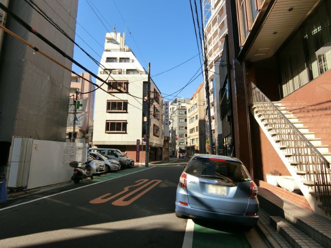 秋山ビル前面の通り