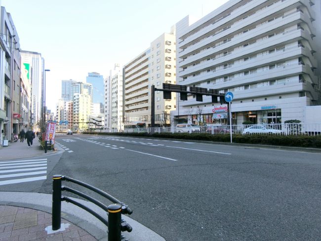 ハーモニーウィング前面の青梅街道