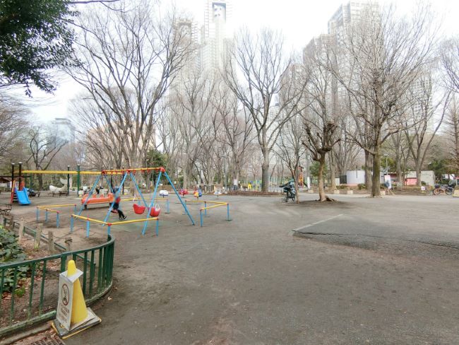 向かいの新宿公園
