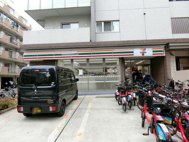 斜め向かいのセブンイレブン新宿水道町中央店