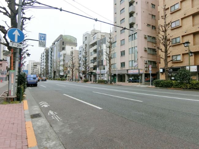 新中野FKビル前面の青梅街道