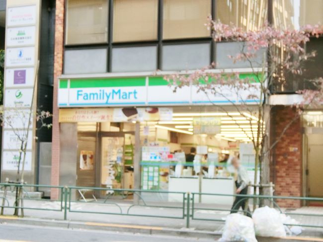 徒歩2分のファミリーマート 新宿駅南店