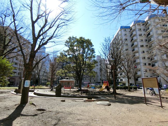 隣の入新井公園