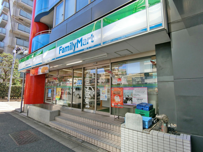 徒歩3分のファミリーマート新宿新小川町店
