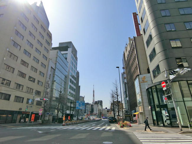 オフィスビル前面の桜田通り