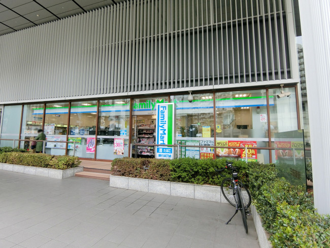 並びのファミリーマート 田町駅北店