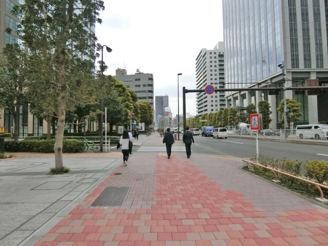 Dタワー西新宿前面の通り