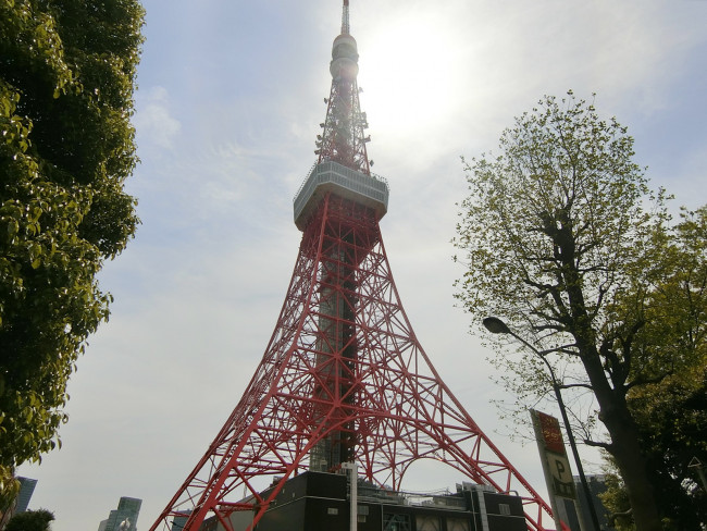 近くには東京タワー