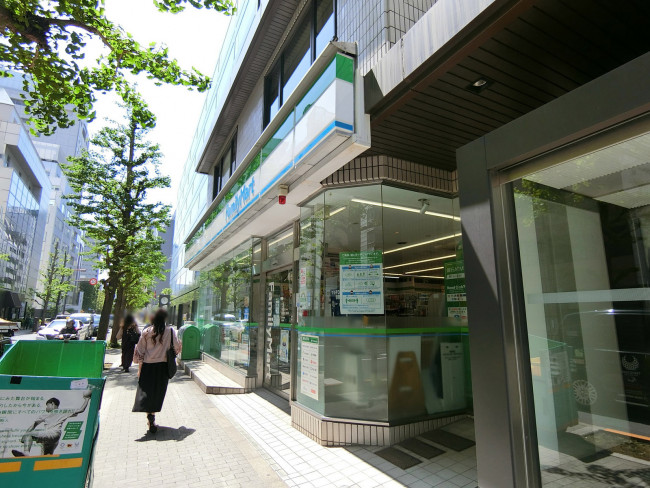 徒歩1分のファミリーマート 紀尾井町三番地店